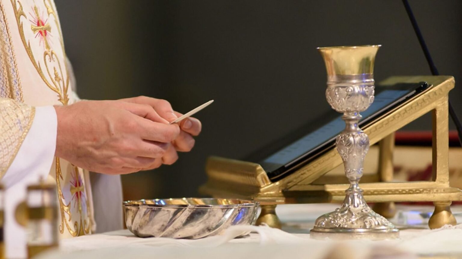 Liturgical vs. NonLiturgical Worship Understanding the Differences